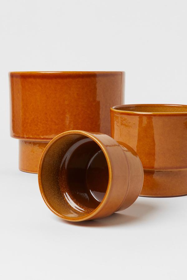 Disponible en naranja, gris o blanco, este macetero grande de cerámica vidriada tiene un precio de 29,99 euros.