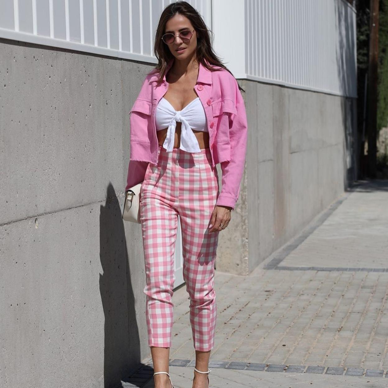 Pincha en la imagen y descubre los nueve pantalones estampados que acaban de llegar a las tiendas y son perfectos para sumarte a la última tendencia de la temporada.