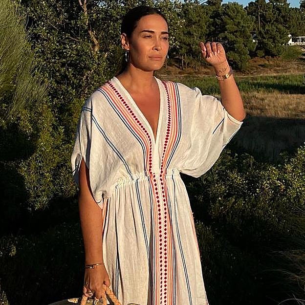 Sandalias de Zara y un caftán muy favorecedor, así es el look playero favorito (y más estiloso) de Vicky Martín Berocal