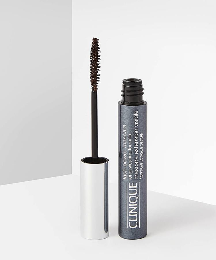 En el tono Dark Chocolate. Una fórmula de larga duración que no se difumina o desprende residuo a la ojera. Si quieres unas pestañas extra largas, esta es tu máscara.