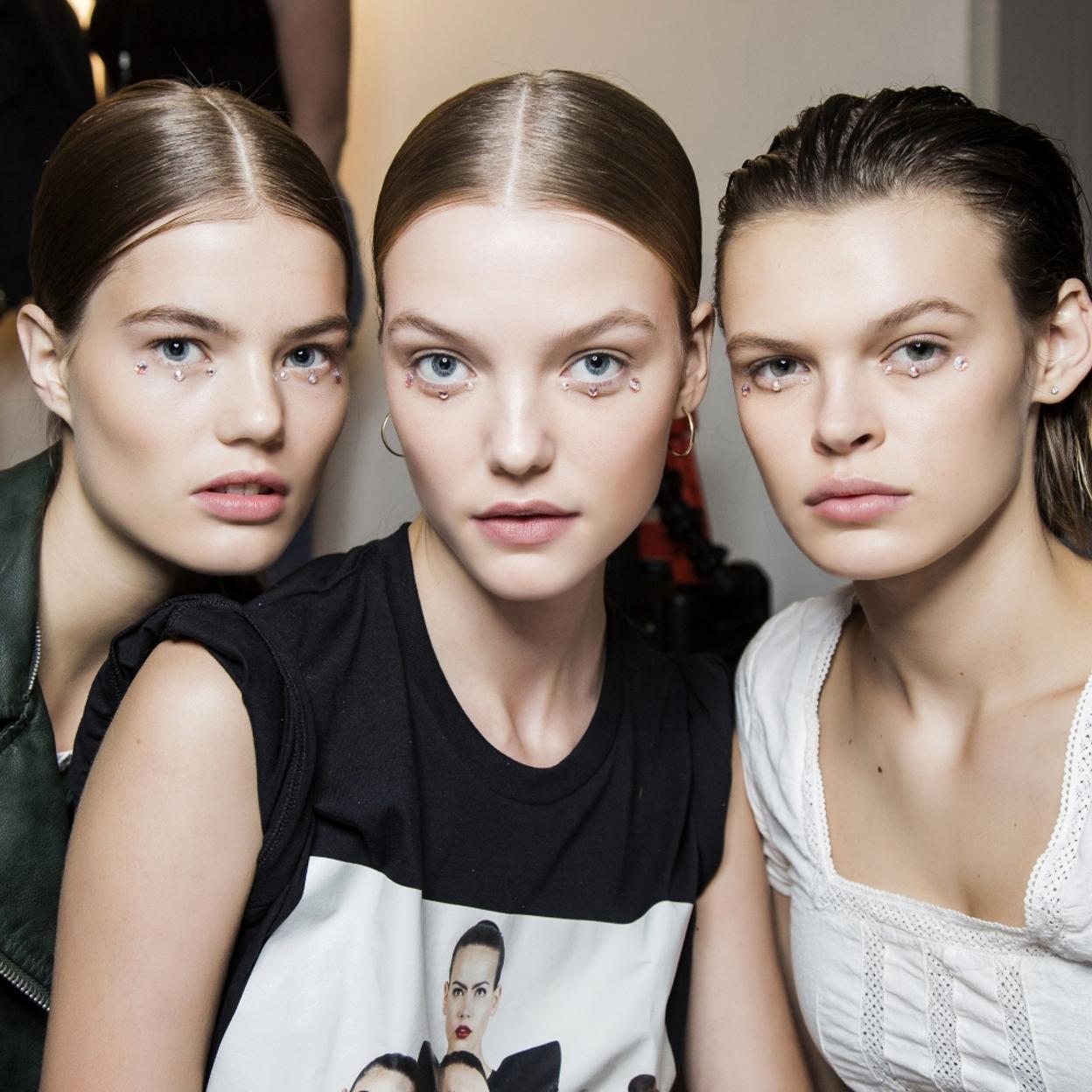 Pincha en la imagen para conocer los exfoliantes que no resecan nada la piel de tu cara y le dan un aspecto luminoso. 