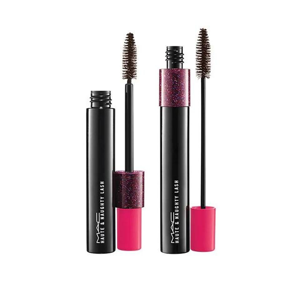 En tono marrón intenso. Esta máscara con sistema dual ofrece unas pestañas definidas y voluminosas. Su goupillon permite ir desde un look natural y definido, con pestañas mejoradas, hasta una opción super 'full-fat". Es ligera y cómoda de llevar.