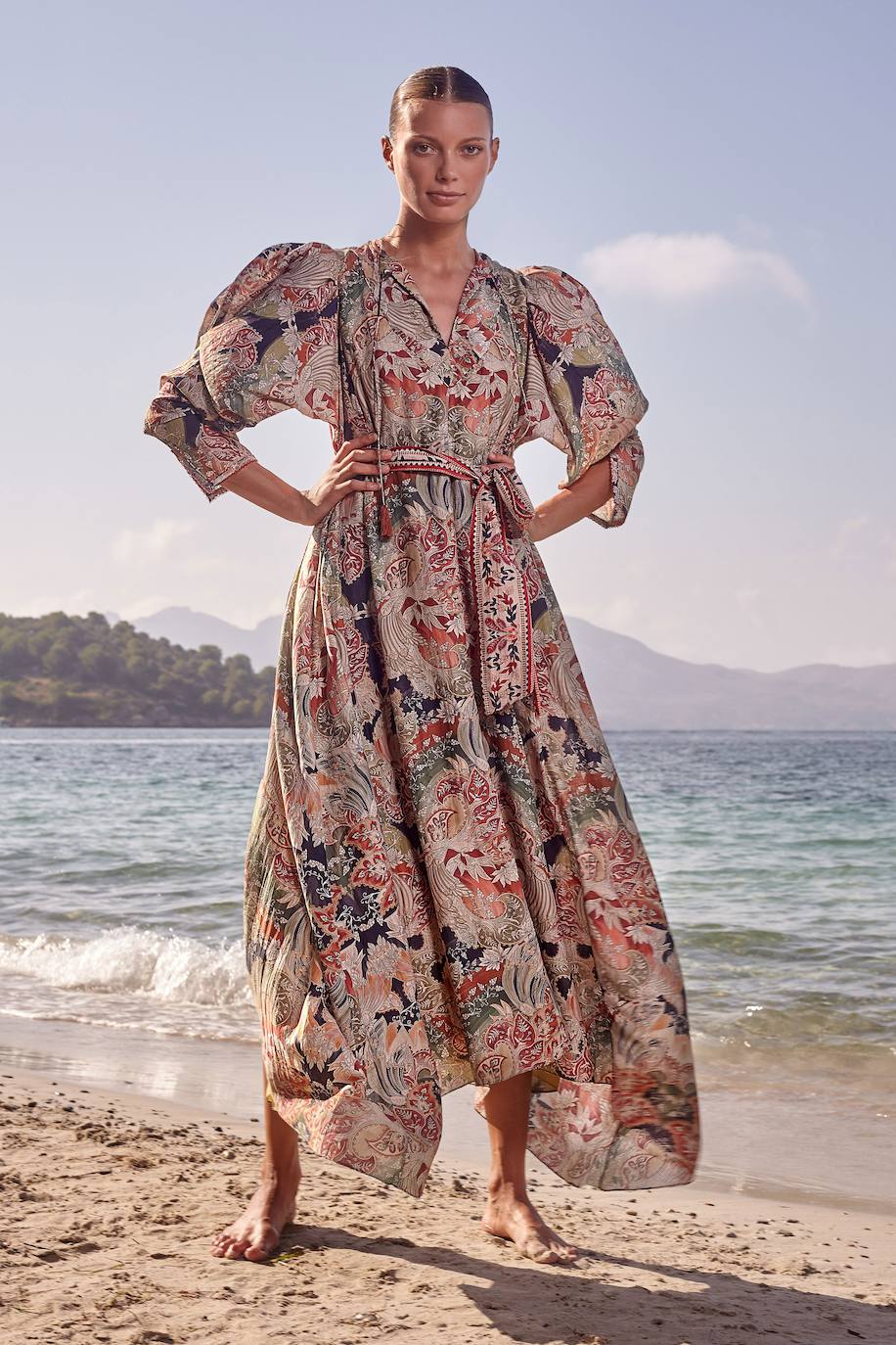 Maxivestido de manga larga con escote de pico y hombros abullonados, de Chufy