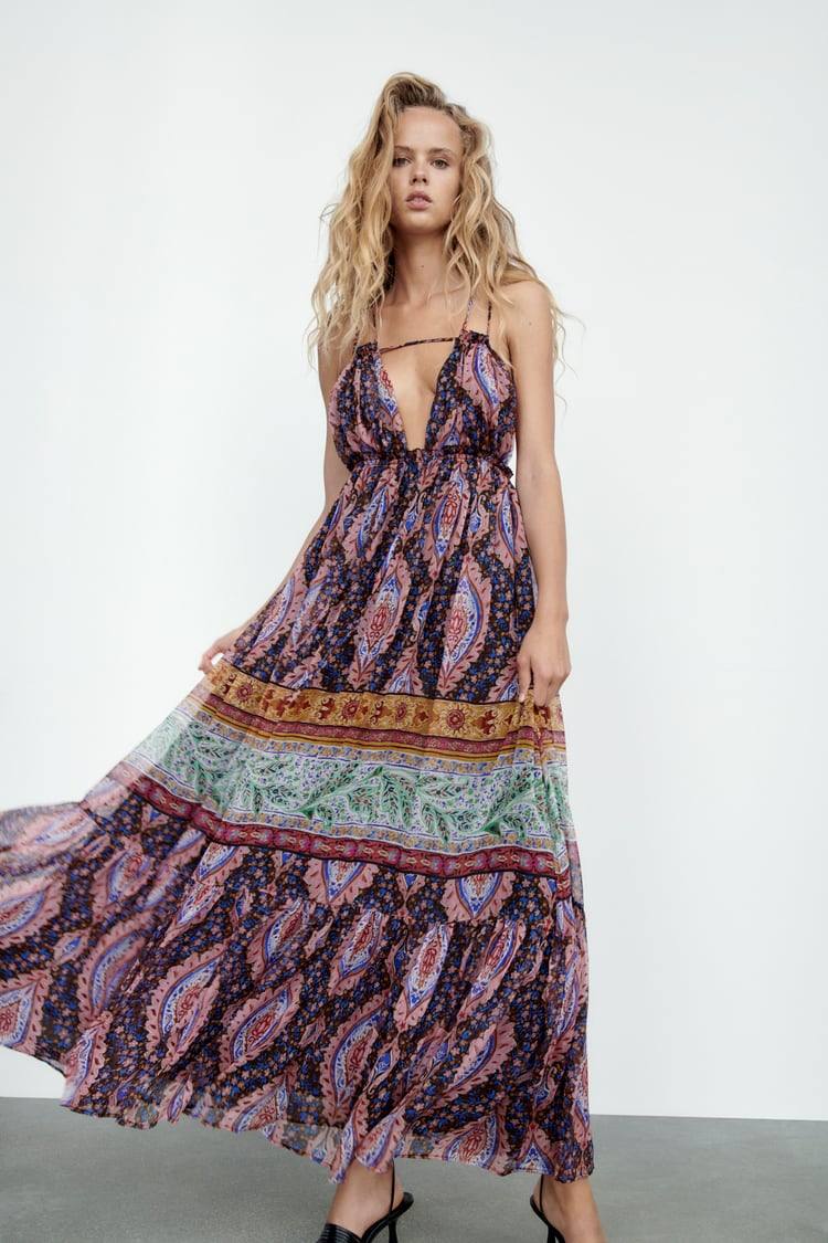 Maxivestido de tirantes con escote de pico, de Zara (69,95 €).