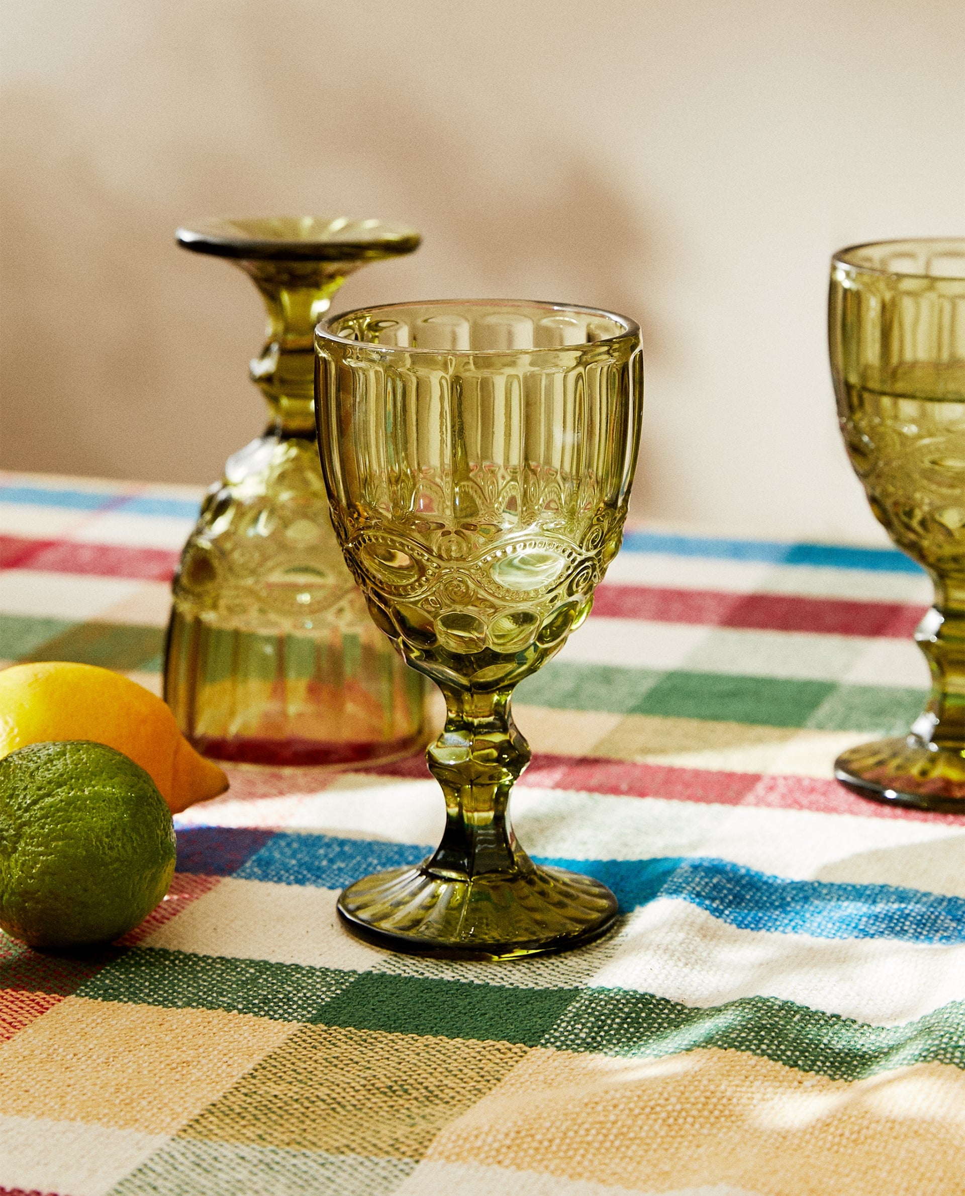 Estas copas de cristal de colores e inspiración retro de Zara Home (5.99 euros).