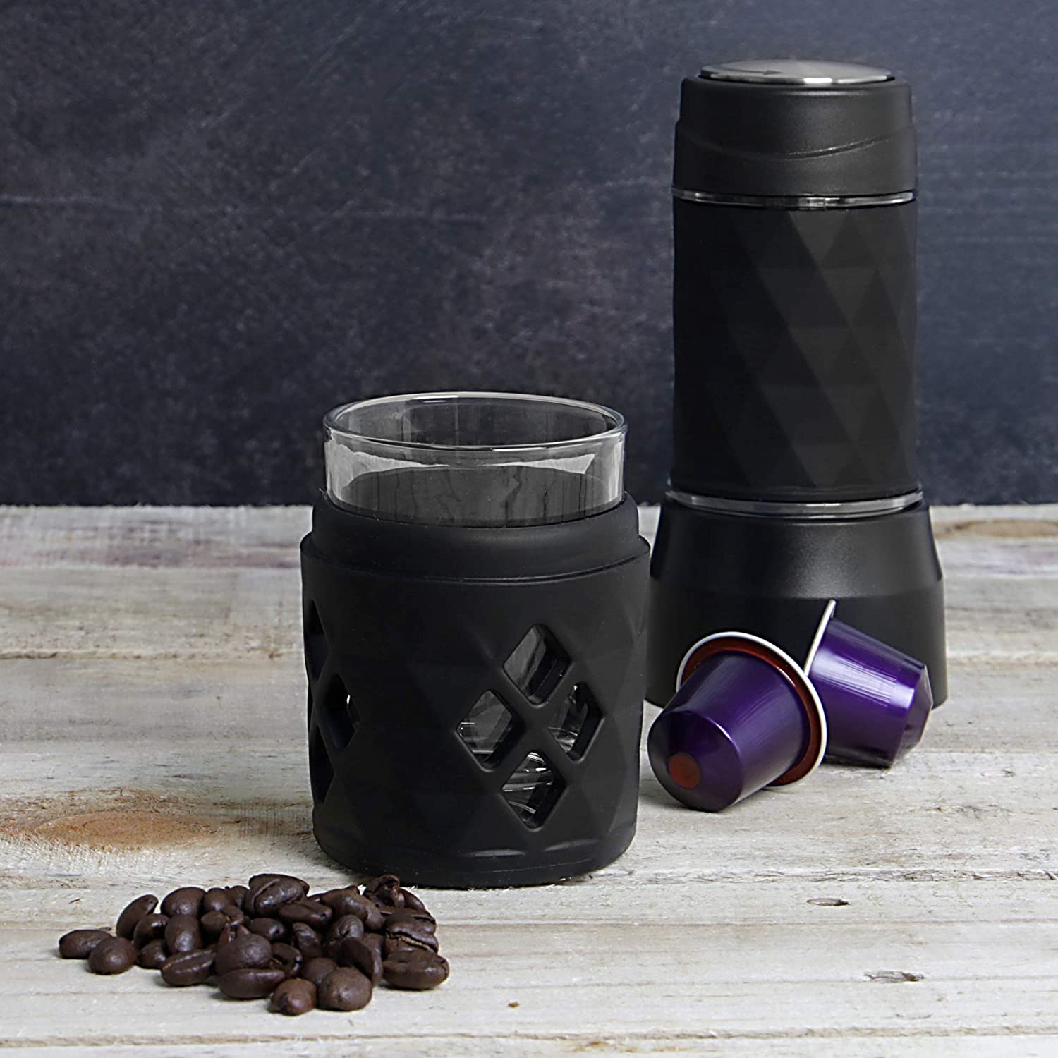 No renuncies a un buen café recién hecho en cualquier momento con esta cafetera compatible con cápsulas o café molido. Cuesta 32.99 euros en Amazon.