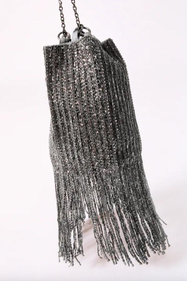 En formato mini saca en color plata, el cuerpo de este bolso de Zara viene con abalorios y flecos en el bajo. Con interior forrado, tiene asa de hombro con cadena para bandolera. Cuesta 39,95 euros. 