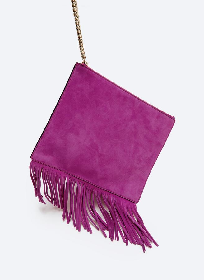 Disponible en azul, verde y fucsia, este bolso sobre de Uterqüe confeccionado con piel de alta calidad viene con cierre de cremallera superior con cadena corta y detalle de flecos a tono con el cuerpo en el bajo. Cuesta 119 euros. 
