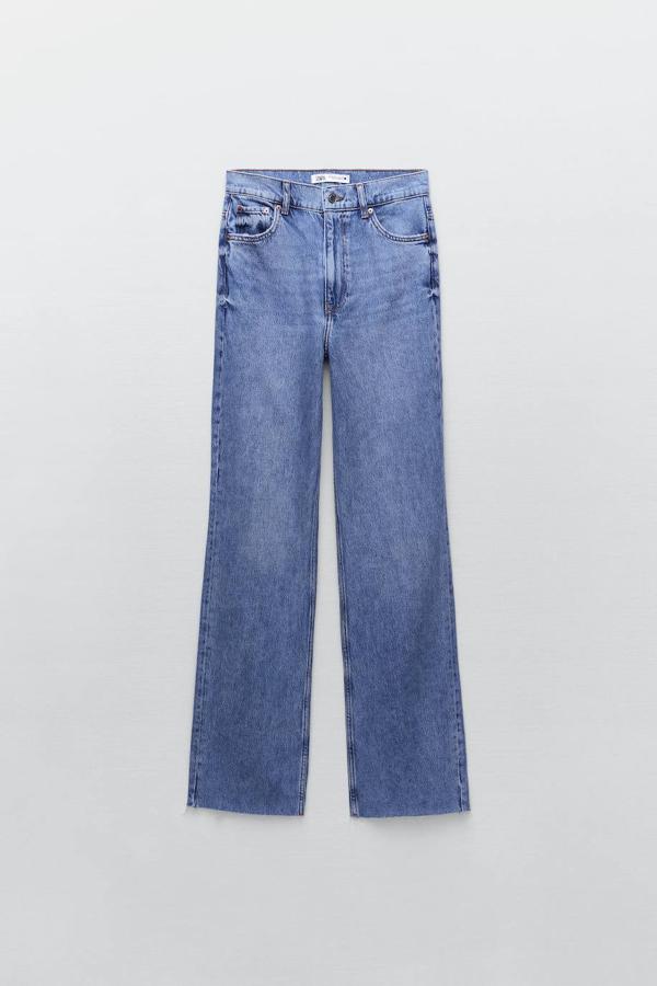 El básico pantalón vaquero recto es el comodín perfecto para los looks otoñales. Esta temporada se lleva con la pernera ancha, al estilo de los años 90, más cómodo. 29,95 euros.