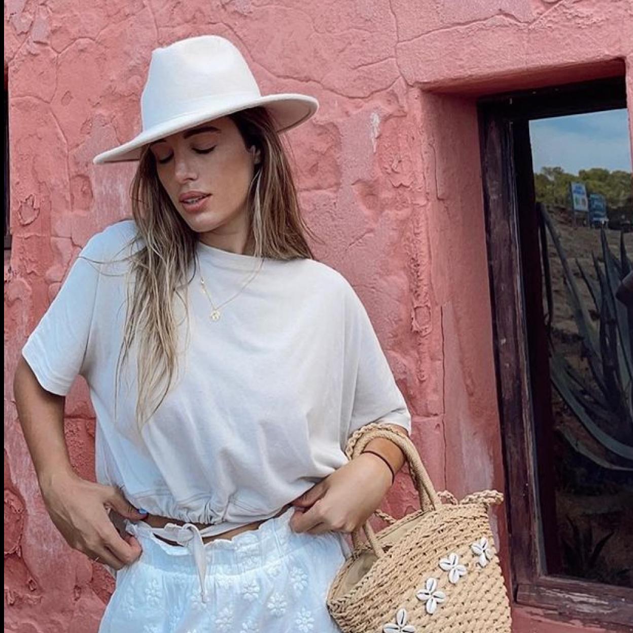 Pincha en la imagen para ver 10 prendas básicas de Zara para todos tus looks minimalistas (que no pasan de moda).