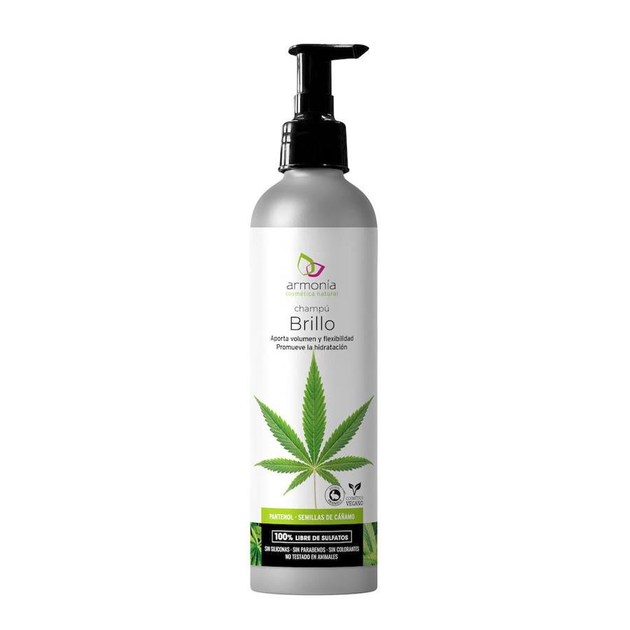 El cáñamo, también conocido como hemp, se ha ido haciendo un hueco poco a poco en el mundo de la belleza gracias a sus numerosas propiedades. En el caso de este champú, con ingredientes de origen natural, se consigue rejuvenecer el cabello aportando brillo, vitalidad y protegiendo de la caída. (13,50 euros)