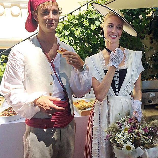 Beatrice Borromeo y Pierre Cssiraghi con el traje tradicional de Mónaco en uno de los picnics de la familia del rpincipado.