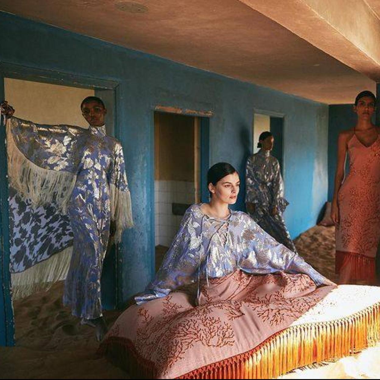 Pincha en la imagen para ver ¡Con plumas y a lo loco! La tendencia más divertida y elegante que viene directa de los años 20 se lleva así