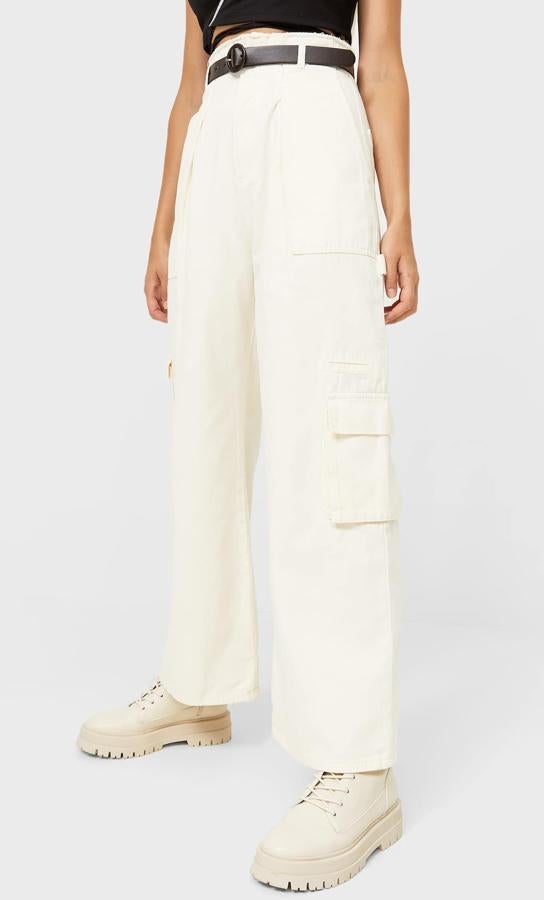 Con pinzas, perneras rectas y cintura paperbag, este pantalón de Stradivarius con bolsillos cargo en las perneras y cinturón a contraste incluido tiene un precio de 29,99 euros y está disponible entre las tallas 32 y 40. 