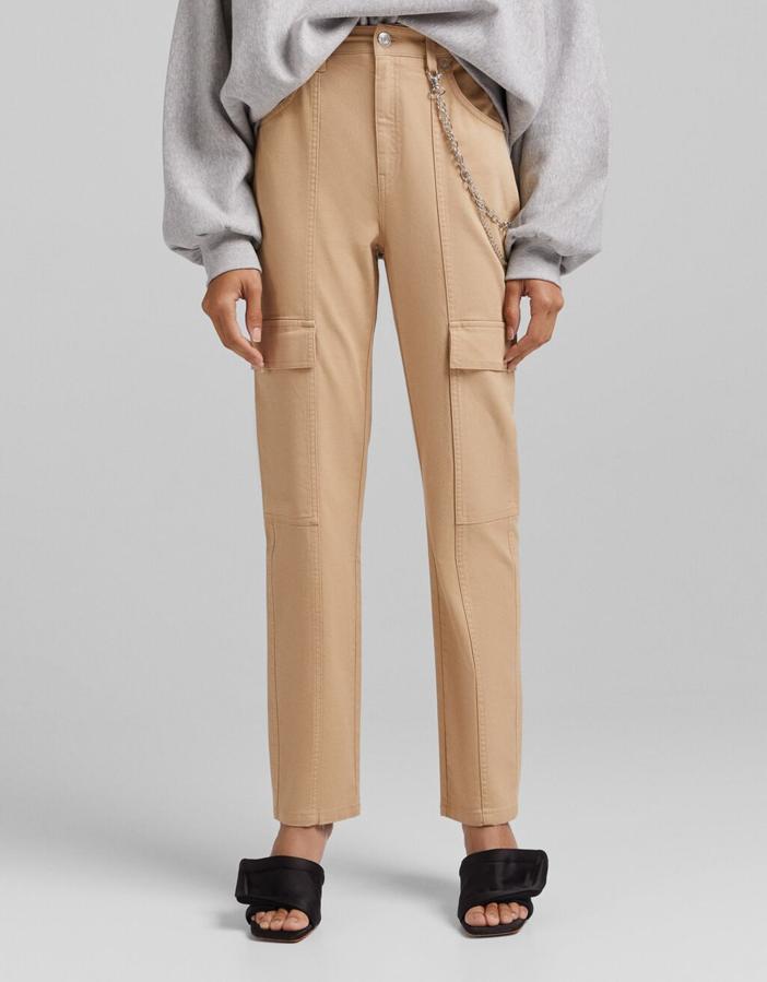 De diseño recto y tiro alto, con cintura elástica en la espalda, estos pantalones cargo de Bershka están disponibles en negro y en camel y podemos encontrarlos entre las tallas 32 y 44 por 25,99 euros. 