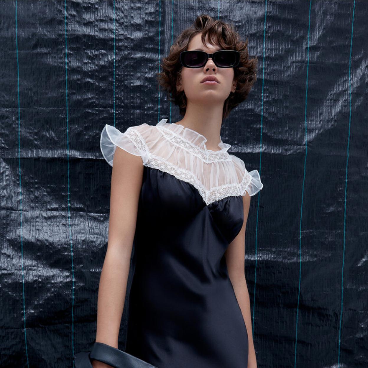 Pincha en la imagen descubrir los vestidos midi negros que son la tendencia más fuerte de las nuevas colecciones