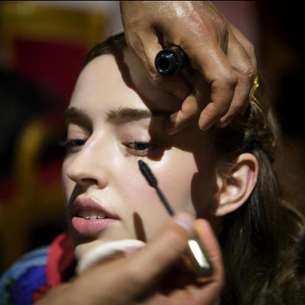 Pincha en la imagen para conocer los mejores sérums y conseguir un crecimiento espectacular de tus pestañas .