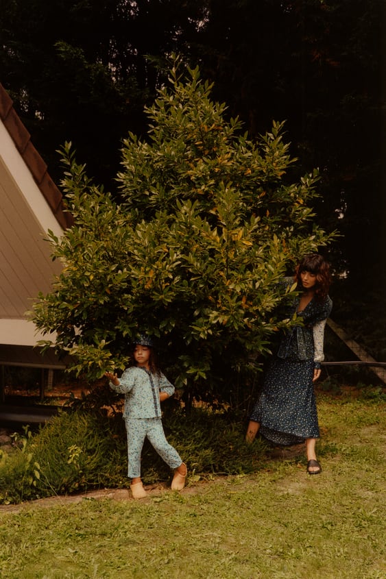 En este caso, Zara nos propone combinar conjuntos con estampados de flores y acabado acolchado. Cada pieza del look infantil cuesta 15.95 euros; y el de adulta, 29.95 euros el chaleco, y 29.95 euros la falda midi.