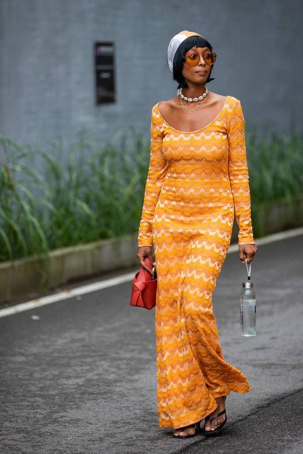 Los años del glamour de la jet set y los estampados hippie regresan. Qué mejor que en el color de la temporada, el mandarina. De la costa azul a Estudio 54, pasando por Woodstock.