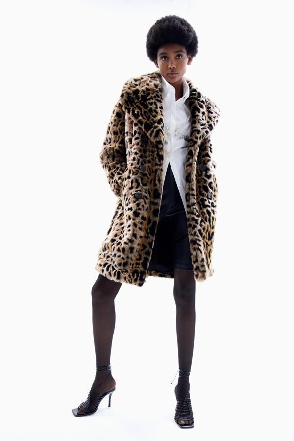 Estampado de leopardo para este abrigo corto de pelo con cuello de solapas con muesca, cierre de botones frontal y bolsillos laterales ocultos en los laterales. Es de Sfera, tiene un precio de 69,99 euros y está disponible entre las tallas S y M. 