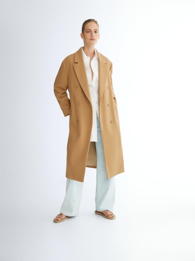 De venta exclusiva en la web de H&M, este abrigo corto en mezcla de lana y color crema es de corte relajado con cuello, solapas de pico, cierre de botones de presión ocultos y bolsillos en las costuras laterales. Confeccionado en mezcla de lana suave, tiene un precio de 149 euros y solo queda en las tallas S, M y L. 