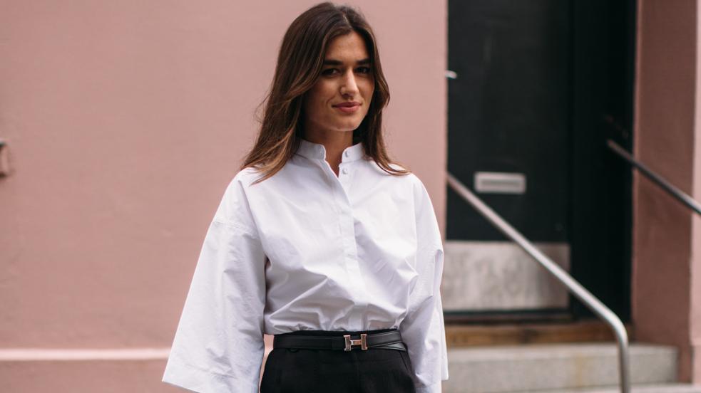 Camisa blanca, falda midi negra, zapatos destalonados: la combinación perfecta para un look de oficina clásico e infalible