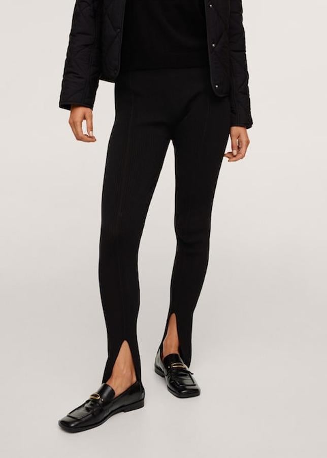 Disponibles en negro y en gris claro, estos leggings con abertura en el bajo y cintura elástica confeccionados en punto fino cuestan 39,99 euros y están disponibles entre las tallas XS y XL.