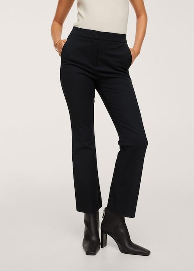 En el siempre infalible color negro, estos pantalones de algodón de tiro medio y diseño recto con perneras acampanadas en el bajo por encima del tobillo cuestan 29,99 euros y podemos encontrarlos entre las tallas 32 y 46.