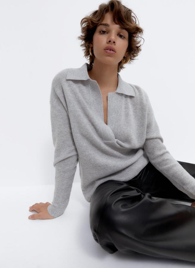 Disponible en gris y en camel, este jersey de punto con cuello polo y escote abierto está confeccionado al 100% en cashmere. Con acabados en rib y mangas largas, tiene un precio de 179 euros y está disponible en las tallas S y M. 