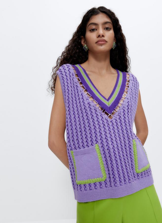 Con detalle de anillas bajo el cuello de pico con vivos a contraste, este chaleco en color lila con bolsillos de plastrón frontales, mangas sisa y acabados en rib tiene un precio de 79 euros y está disponible en las tallas S y M. 