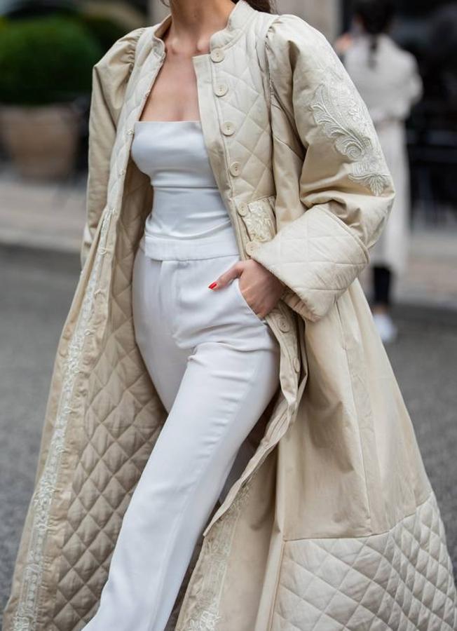 No es la bata de boatiné de tu abuela, sino la chaqueta acolchada. La prenda exterior que triunfará cuando llegue el rio. SI tiene bordados como esta... estamos ante una joya de la costura.