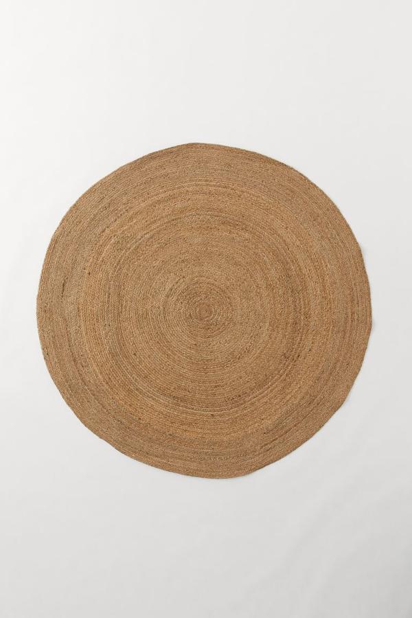 Alfombra grande con tejido de yute y diámetro de 80 cm. Tiene un precio de 79,99 euros.