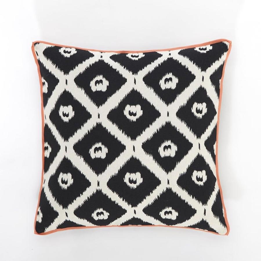 Funda de cojín con estampado geométrico en blanco y negro. Tiene unas dimensiones de 40x40 cm y cuesta 14,99 euros.