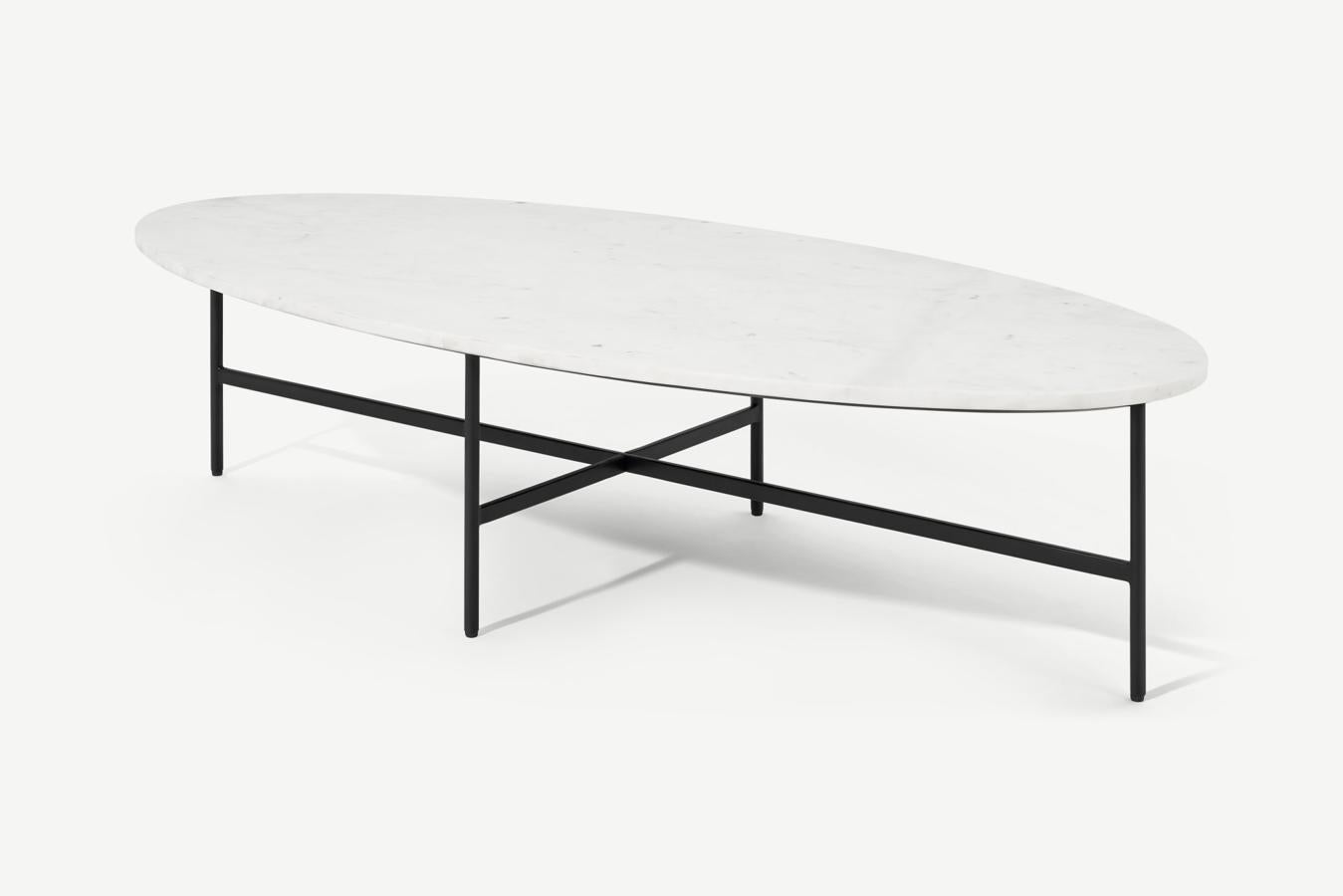 Mesa de centro ovalada con patas de color negro y base en mármol. Cuesta 399 euros.