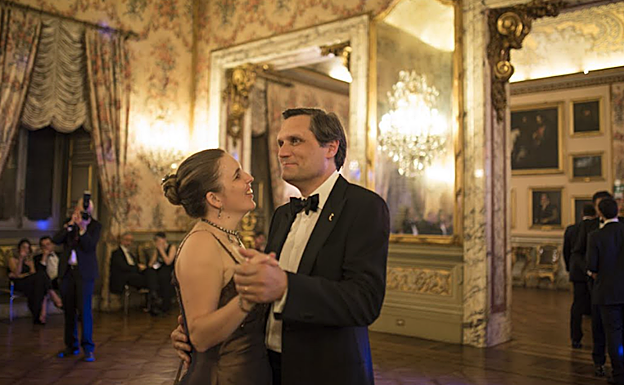 La privncesa Gesine, bailando con su marido en el palazzo Doria Pamphilij.