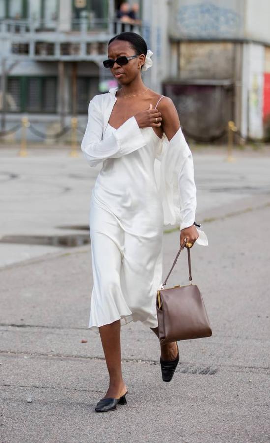 La prenda de los 90 por excelencia. La más sensual, minimal y favorecedora. Un imprescindible del vestuario femenino que se adapta a cualquier ocasión, estilo, gusto, silueta y época del año. Volvió para quedarse.