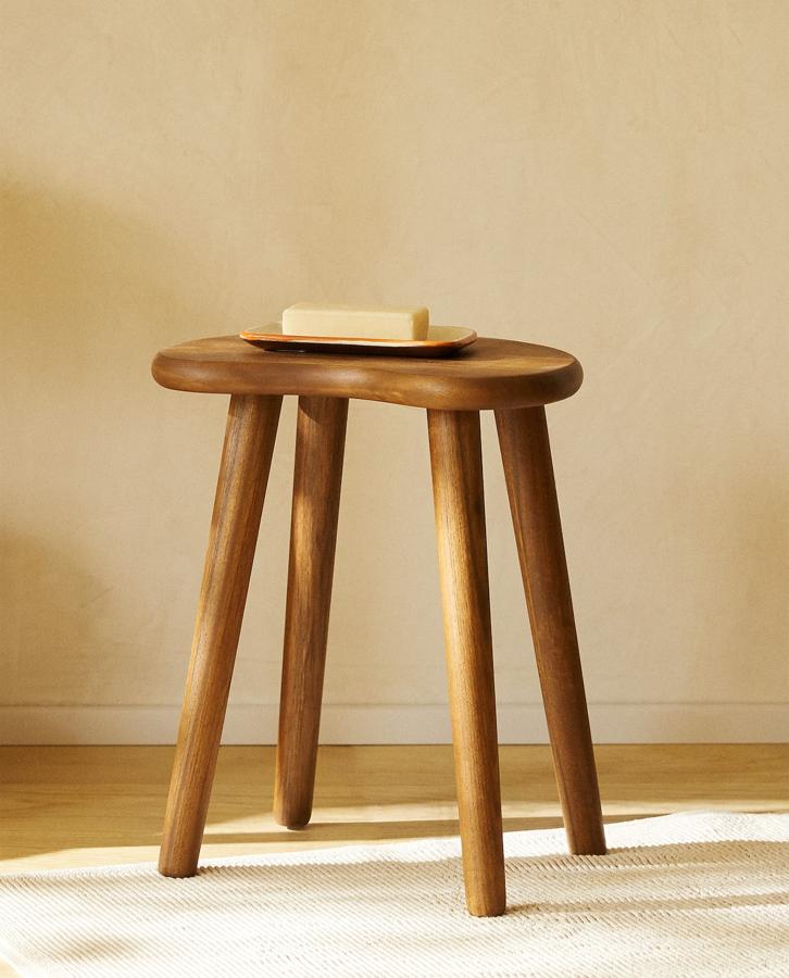 Con forma de paleta y en madera de teca, este funcional taburete de una altura de 39 centímetros tiene un precio de 49,99 euros. 