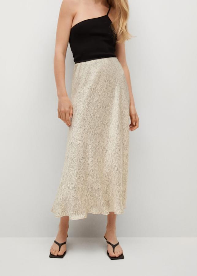 Disponible en beige con manchas a contraste en negro o en negro, esta falda satinada de Mango de diseño midi acampanado está confeccionada en tejido fluido y viene con cintura elástica. Con un precio de 39,99 euros, podemos encontrarla entre las tallas XS y XL. 
