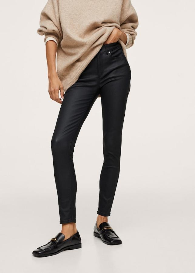Con efecto encerado y diseño push-up, estos pantalones vaqueros negros de corte skinny son de Mango y de tiro bajo. Cuestan 25,99 euros y en la tienda online se han agotado en todas las tallas. 