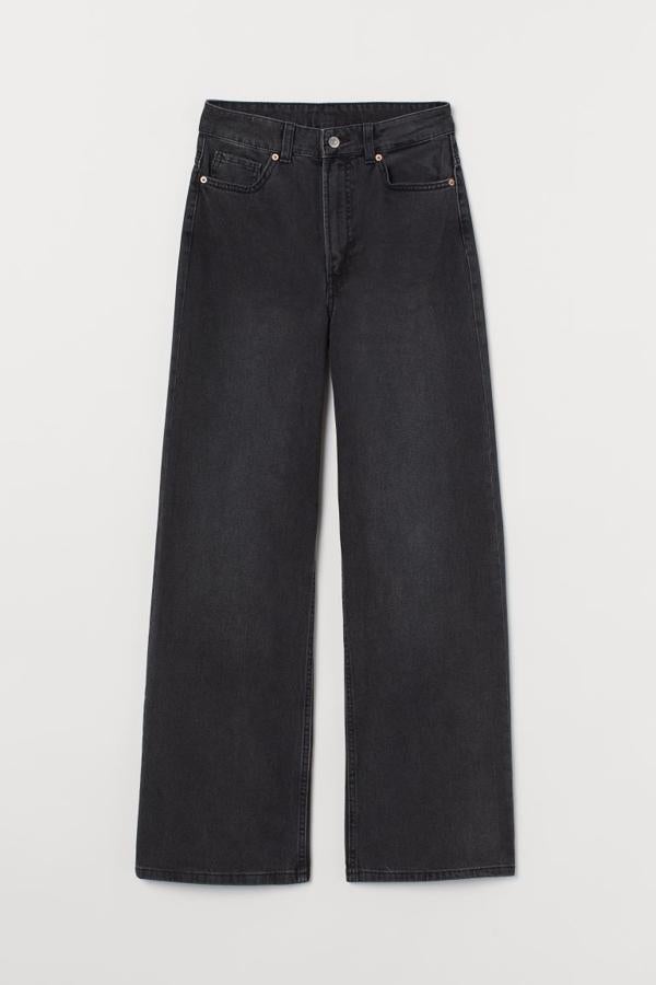 De perneras amplias rectas y talle alto, estos wide high jeans de H&M están confeccionados en denim lavado de algodón en color negro. Con cierre de cremallera y botón, cuestan 29,99 euros y en la web se han agotado en todas las tallas.