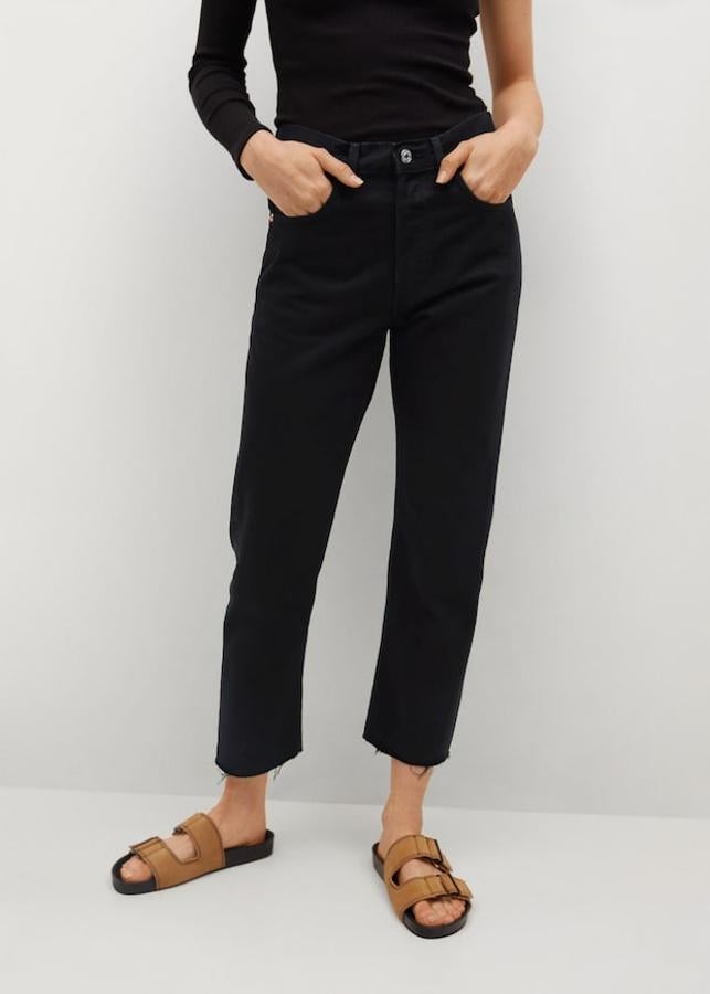 Estos pantalones vaqueros de Mango con bajo deshilachado a la altura del tobillo, diseño recto y tiro medio tienen un precio de 29,99 euros y están disponibles entre las tallas 32 y 46. 