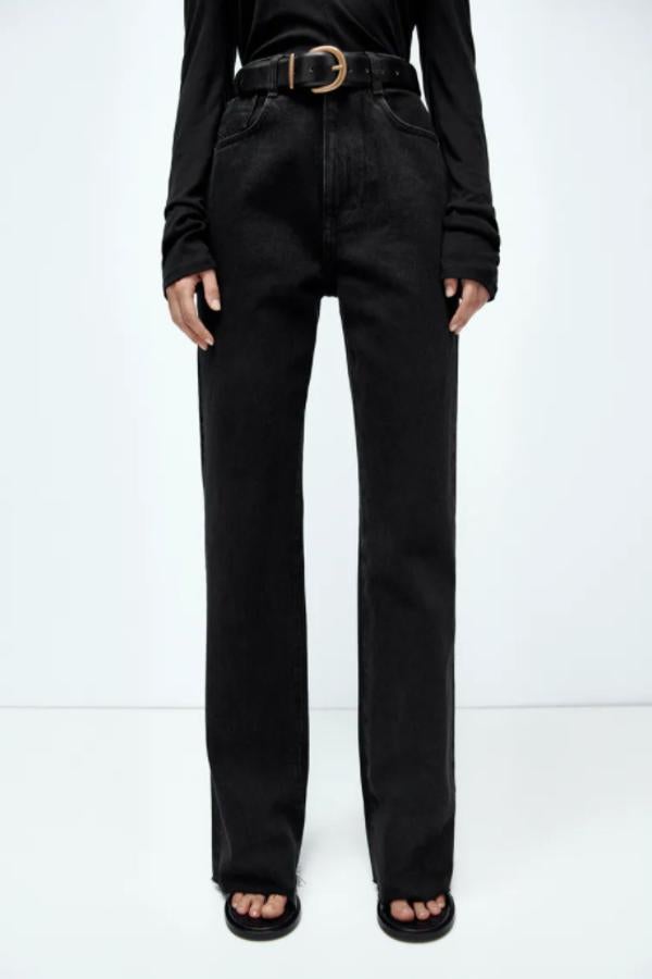 Estos vaqueros negros de Zara en efecto lavado son de perneras rectas y vienen con el bajo acabado sin costura. De tiro alto, tienen un precio de 25,95 euros y podemos encontrarlos entre las tallas 32 y 44.