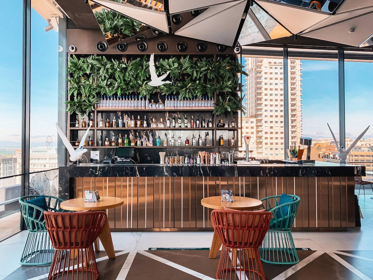 Al espectacular hotel VP Plaza España Design 5* no le bastaba con ser un referente en diseño, sostenibilidad, arte y confort (del spa a las habitaciones). También alberga el restaurante Ginkgo Sky Bar, de carta asiática y española y con memorables cócteles y vistas panorámicas. (plazaespana-hotel.com). 