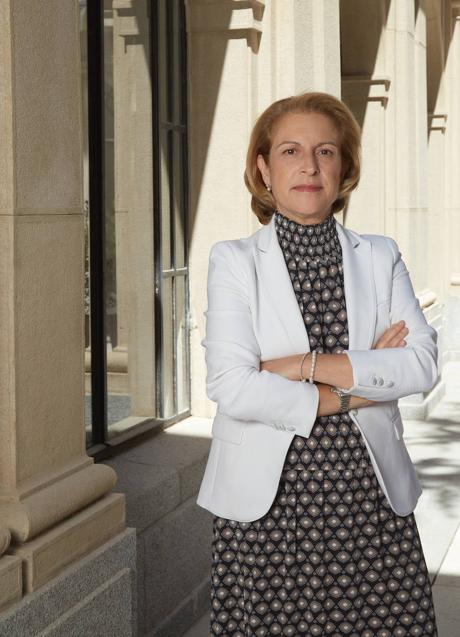 Imagen - La rectora lleva vestido de Malìparmi y americana de Cortefiel.