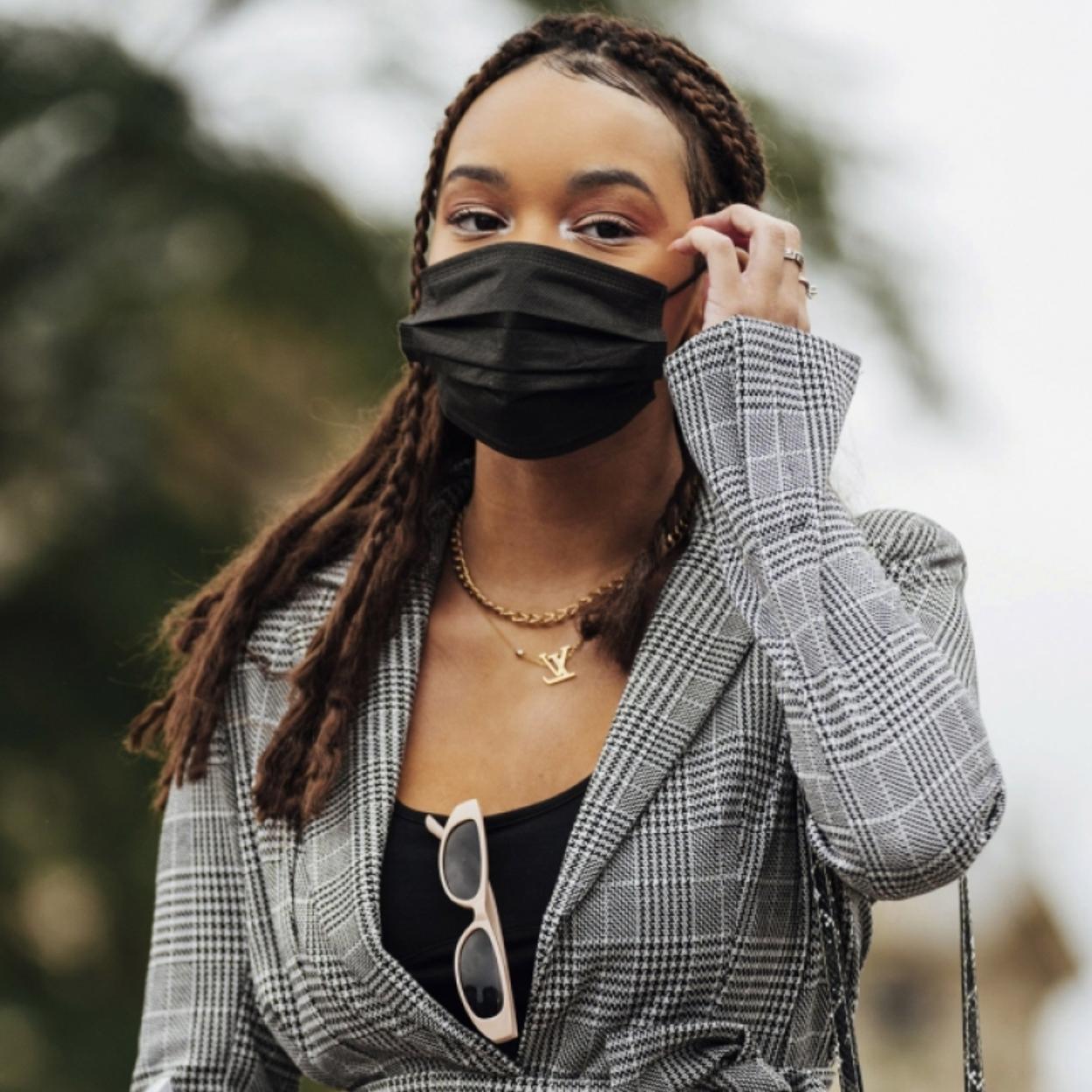 Pincha en la imagen para conocer las mejores cremas hidratantes de farmacia que restan años.