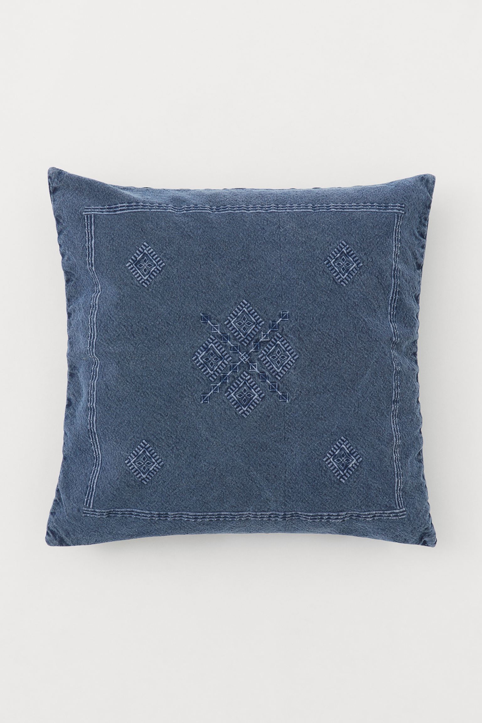 Este cojín en tejido efecto dénim pondrá un toque genial en el dormitorio de tus hijos adolescentes. Está rebajado a 4.99 euros en H&M Home.