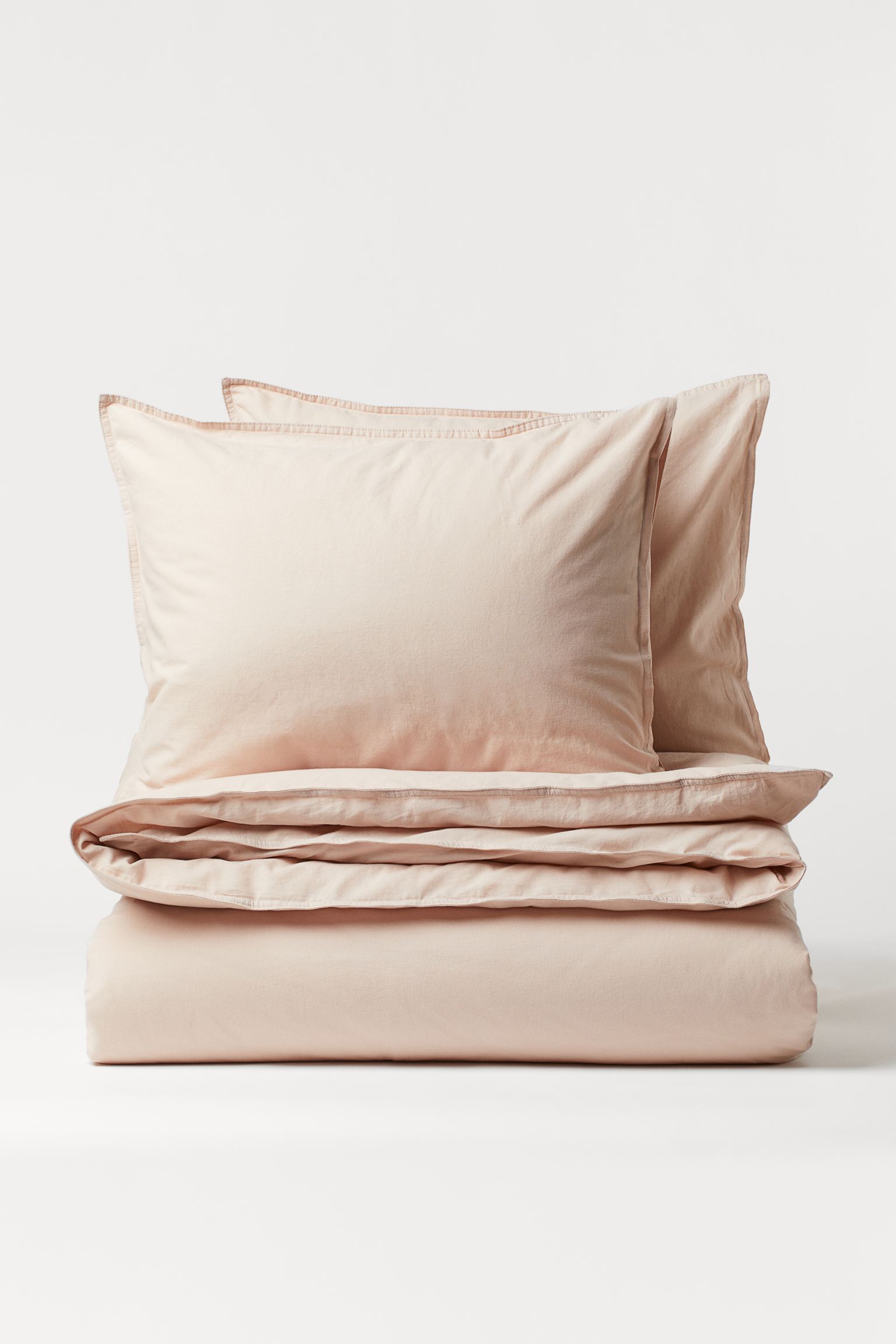 Perfecto para poner un toque muy romántico y cálido en el dormitorio, este juego de funda nórdica está rebajado a 29.99 euros en H&M Home.