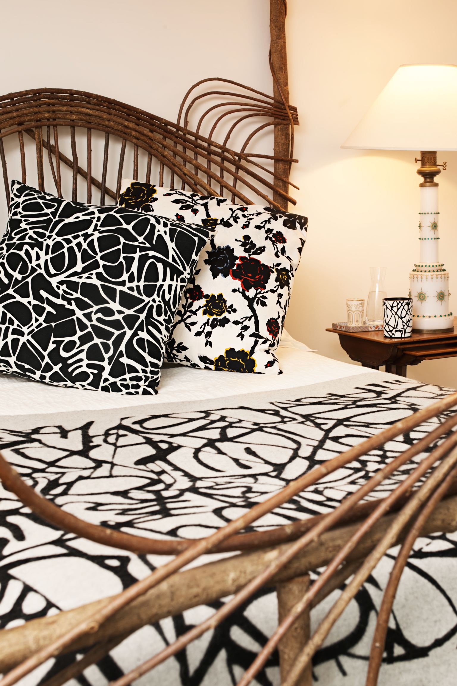 Irresistible esta original manta de jacquard reversible con estampado black&white de la colección de Diane von Furstemberg para H&M Home. Precio rebajado: 99 euros.