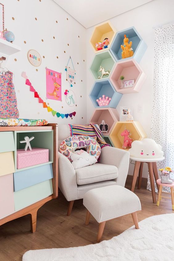 En la habitación de los niños está permitido saltarse la regla de los tres colores y jugar con muchos más tonos para crear espacios muy alegres. Con el blanco como base, los textiles y pequeños elementos decorativos serán los protagonistas.