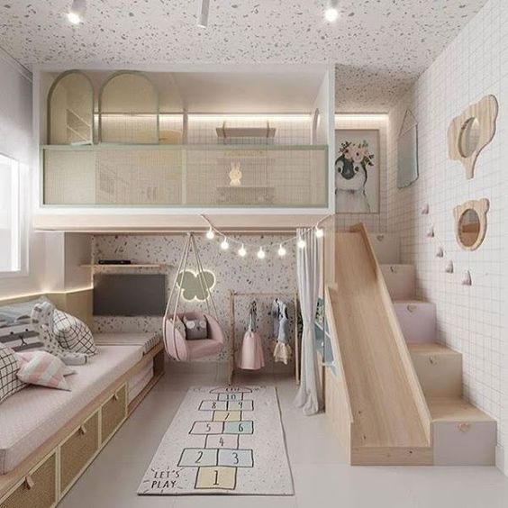 Los tonos pastel y la decoración en dos alturas dan como resultado este dormitorio infantil tan bonito y práctico. ¿Te has fijado en que los escalones son cajones, y bajo la escalera hay estanterías y un armario?